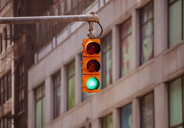 Semáforos verdes para carros, desfoque edifícios de escritórios fundo — Fotografia de Stock