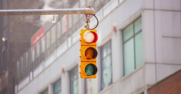 Red traffic lights for cars, blur office buildings background — Stock Photo, Image