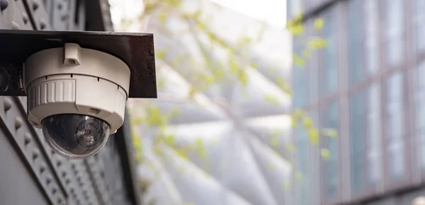 Kamera monitoringu CCTV na zewnątrz, widok zbliżenie — Zdjęcie stockowe