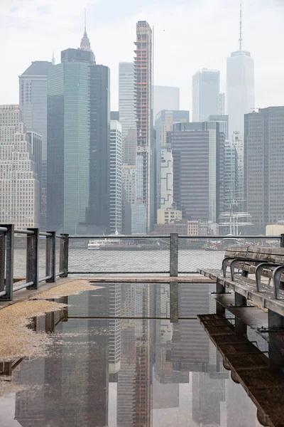 Wolkenkratzer in Manhattan, Skyline von New York, bewölkter Frühlingstag — Stockfoto