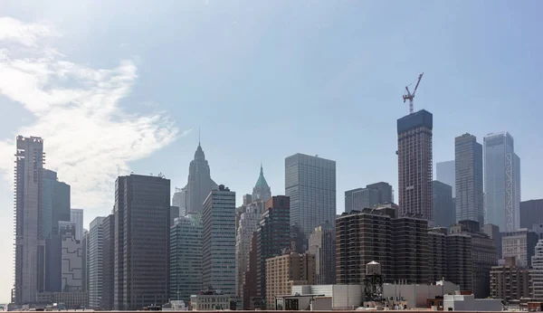 Flygbild över Manhattan skyskrapor, New York City, molnigt vårdag — Stockfoto