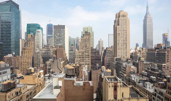 Vue aérienne des gratte-ciel de Manhattan, New York, journée nuageuse du printemps — Photo