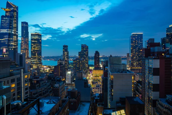 Vue aérienne des gratte-ciel de Manhattan, New York, ciel bleu le soir — Photo