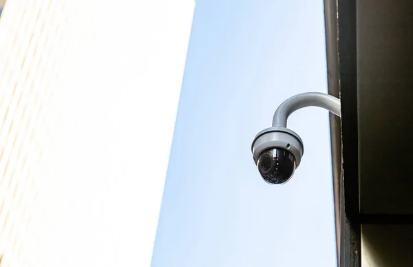 Surveillance CCTV Security Camera on the roof, closeup view — Stock Photo, Image