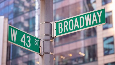 Broadway ve W43 köşesi. Yeşil renkli sokak tabelaları, Manhattan New York şehir merkezi