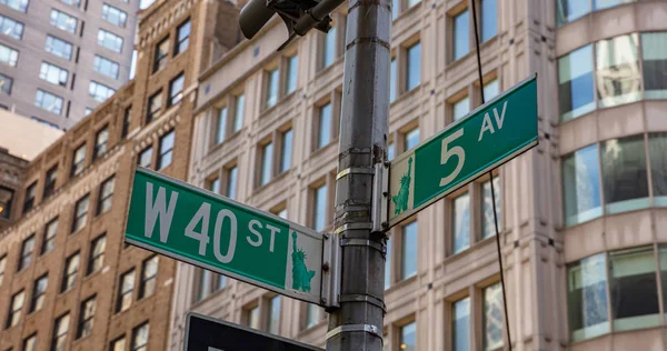 5e Ave en W40 Corner. Groene kleur straatnaamborden, Manhattan New York Downtown — Stockfoto