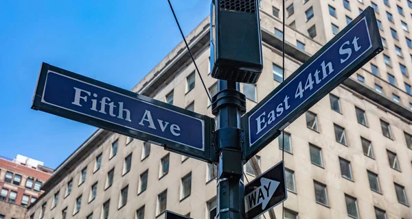 5e Ave en E44 hoek. Blauwe kleur straatnaamborden, Manhattan New York Downtown — Stockfoto