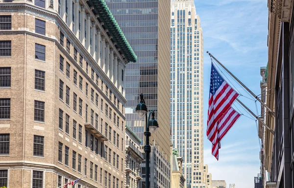 Αμερικάνικη σημαία στο Μανχάταν της Νέας Υόρκης στο κέντρο — Φωτογραφία Αρχείου