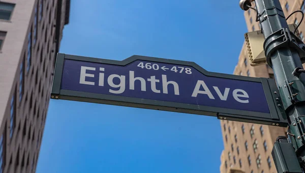 8e Ave, Manhattan New York Downtown. Blauwe kleur straatnaamborden, — Stockfoto