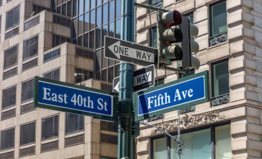 5. ave ve E40 köşe. Mavi renkli sokak tabelaları, Manhattan New York şehir merkezi