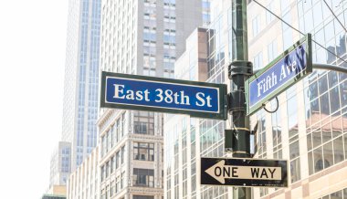 5. ave ve E38 köşe. Mavi renkli sokak tabelaları, Manhattan New York şehir merkezi