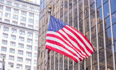 Manhattan New York şehir merkezinde Amerikan bayrağı