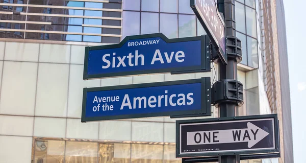 6. cadde, Broadway Manhattan New York şehir merkezinde. Mavi renk sokak işaretleri — Stok fotoğraf