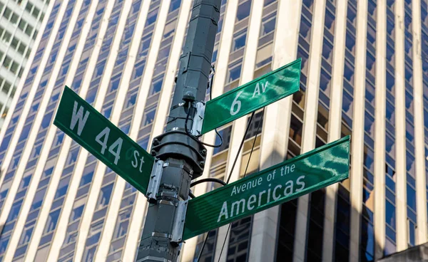 6. cadde ve W44, Manhattan New York şehir merkezinde. Yeşil renkli sokak işaretleri — Stok fotoğraf