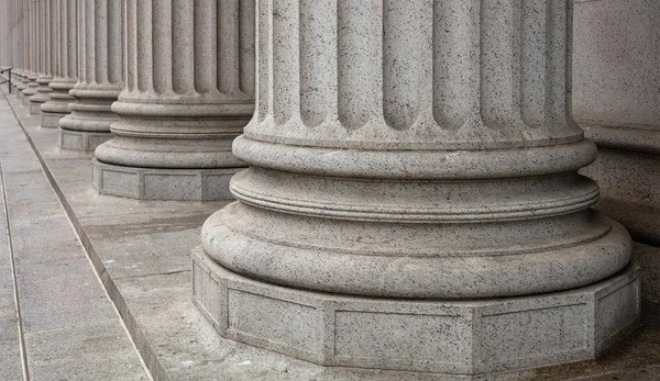 Steinsäulen Reihe und Treppe Detail. klassische Gebäudefassade — Stockfoto