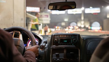 Gece New York'ta araba sürmek. Trafikte taksiiç görünümü.