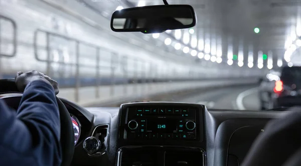 Rijden in Lincoln Tunnel, New York. Close-up weergave op cabine driver hand en dashboard — Stockfoto