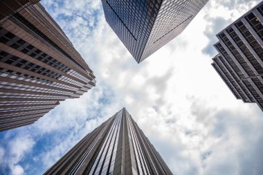 New York, Manhattan. Yüksek binalar mavi gökyüzü arka plan karşı aşağıdan görünümü