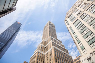 New York, Manhattan. Yüksek binalar mavi gökyüzü arka plan karşı aşağıdan görünümü