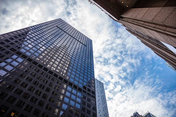 New York, Manhattan. Hoge gebouwen uitzicht van beneden tegen blauwe hemel achtergrond — Stockfoto