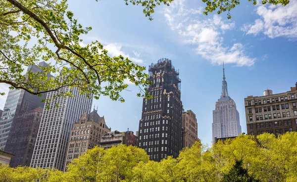 Νέα Υόρκη, Μανχάταν. Ψηλά κτήρια με θέα από κάτω στο φόντο του γαλάζιου ουρανού, Ηλιόλουστη μέρα την άνοιξη — Φωτογραφία Αρχείου