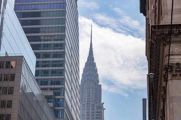 New York, Manhattan. Yüksek binalar mavi gökyüzü arka plan karşı aşağıdan görünümü — Stok fotoğraf