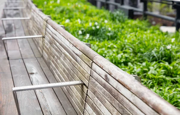 Wooden bench, empty after the rain, Manhattan New York — ストック写真