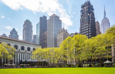 Bryant Parkı, New York, Manhattan. Yüksek binalar mavi gökyüzü arka plan, ilkbaharda güneşli bir gün karşı aşağıdan görünümü