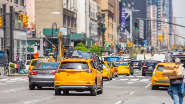 New York, sokaklar. Yüksek binalar, arabalar ve taksiler