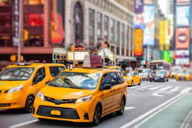New York, Broadway sokakları. Yüksek binalar, renkli neon ışıklar, reklamlar ve arabalar