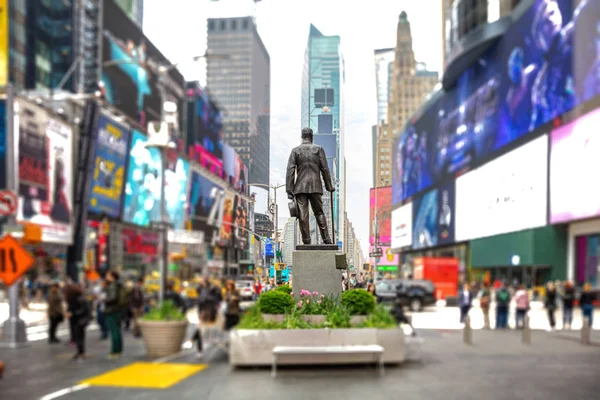 New York, Times Square. Scyscrapers, colorful signs, ads and George Cohan statue — Stock Photo, Image