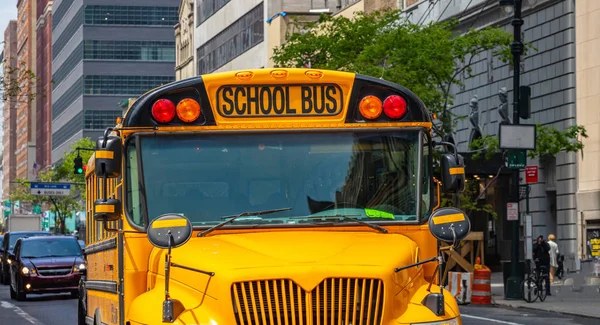 Autobús escolar público clásico amarillo en la calle, Nueva York, Manhattan centro . — Foto de Stock