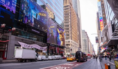 New York, sokaklar. Yüksek binalar, renkli neon ışıklar, arabalar ve insanlar