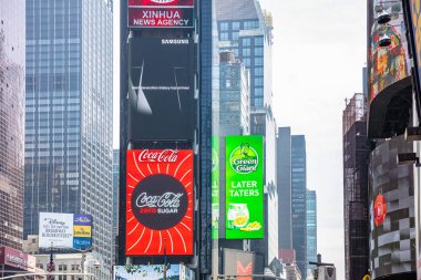 New York, Times Meydanı. Scyscrapers, renkli neon ışıkları ve reklamlar