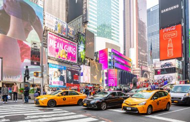 New York, Times Meydanı. Scyscrapers, renkli neon ışıkları, reklamlar, arabalar ve insanlar