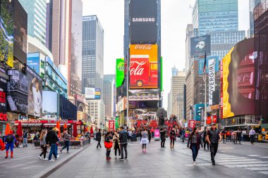 New York, Times Meydanı. Scyscrapers, renkli neon ışıkları, reklamlar ve insanlar