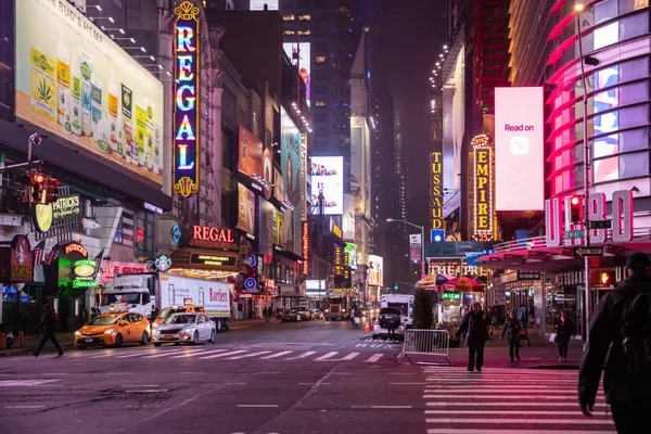 New York, breite Straßen in der Nacht. erleuchtete hohe Gebäude, bunte Neonlichter, Werbung und Menschen, die zu Fuß gehen — Stockfoto