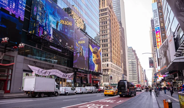 New York, Straßen. hohe Gebäude, bunte Neonlichter, Autos und Menschen — Stockfoto