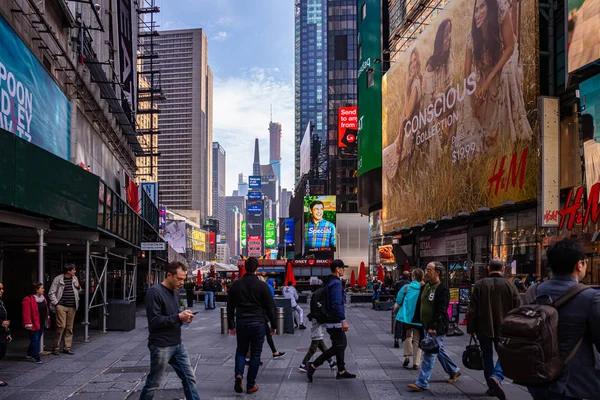 New York, Straßen. hohe Gebäude, bunte Neonlichter und Menschen — Stockfoto