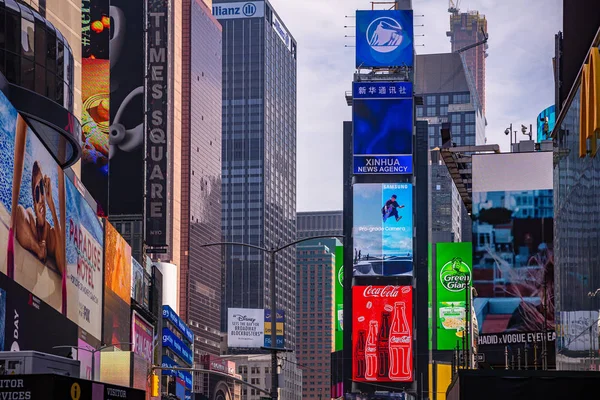 New York, mal quadratisch. Sensen, bunte Neonlichter und Werbung — Stockfoto