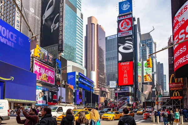 New York, mal quadratisch. Sensen, bunte Neonlichter, Werbung, Autos und Menschen — Stockfoto
