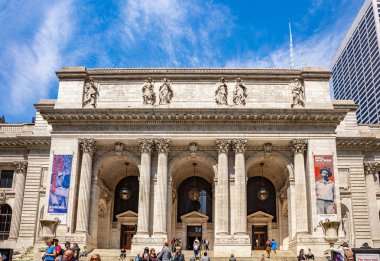 New York, Manhattan. Mavi gökyüzü arka plan karşı New York Halk Kütüphanesi girişi