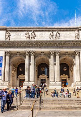 New York, Manhattan. Mavi gökyüzü arka plan karşı New York Halk Kütüphanesi girişi
