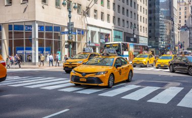 New York, sokaklar. Yüksek binalar, arabalar ve taksiler