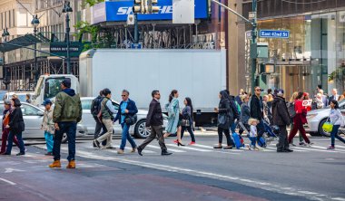New York, sokaklar. Yüksek binalar ve yürüyen insanlar