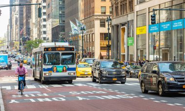 New York, sokaklar. Yüksek binalar, arabalar ve taksiler