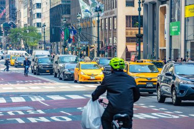New York, sokaklar. Yüksek binalar, arabalar ve taksiler