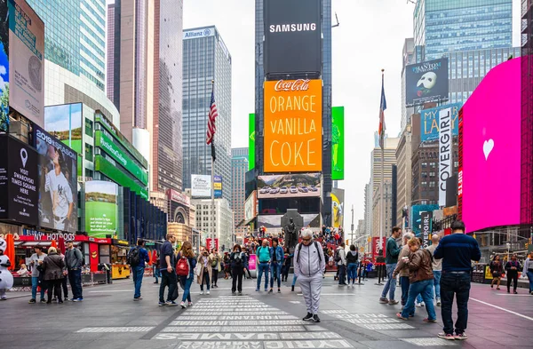 New York, mal quadratisch. Sensen, bunte Neonlichter, Werbung und Menschen — Stockfoto