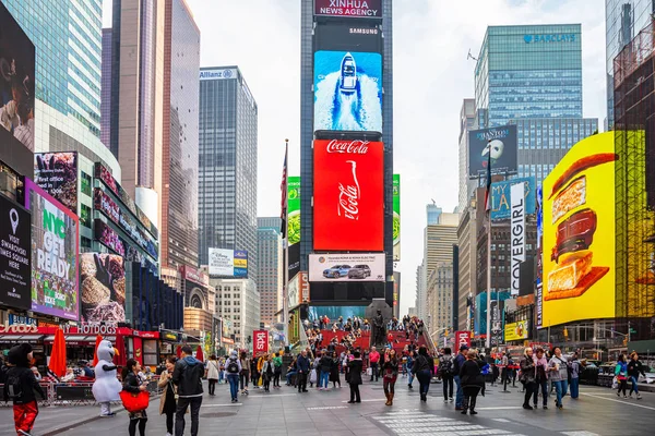 New York, mal quadratisch. Sensen, bunte Neonlichter, Werbung und Menschen — Stockfoto