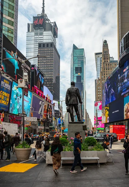 New York, Times Square. Scyscrapers, colorful neon lights, ads and George Cohan statue — Stock Photo, Image